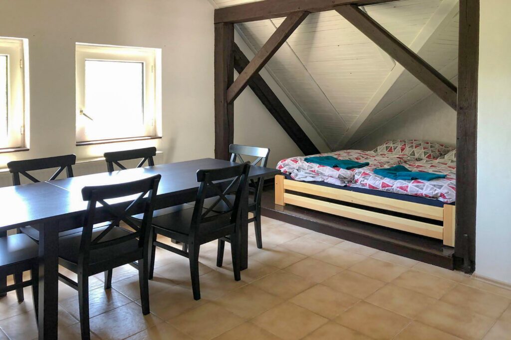 podkrovní apartmán kuchyňský stůl