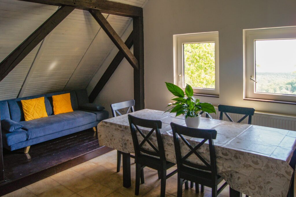 podkrovní apartmán gauč