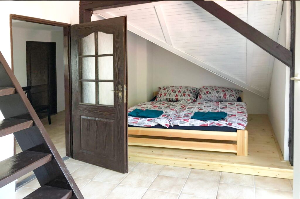 podkrovní apartmán malý pokoj postele 2