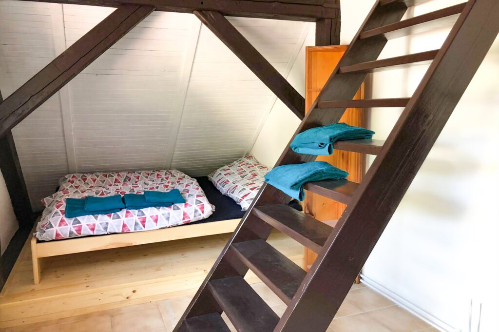 podkrovní apartmán malý pokoj postele 1