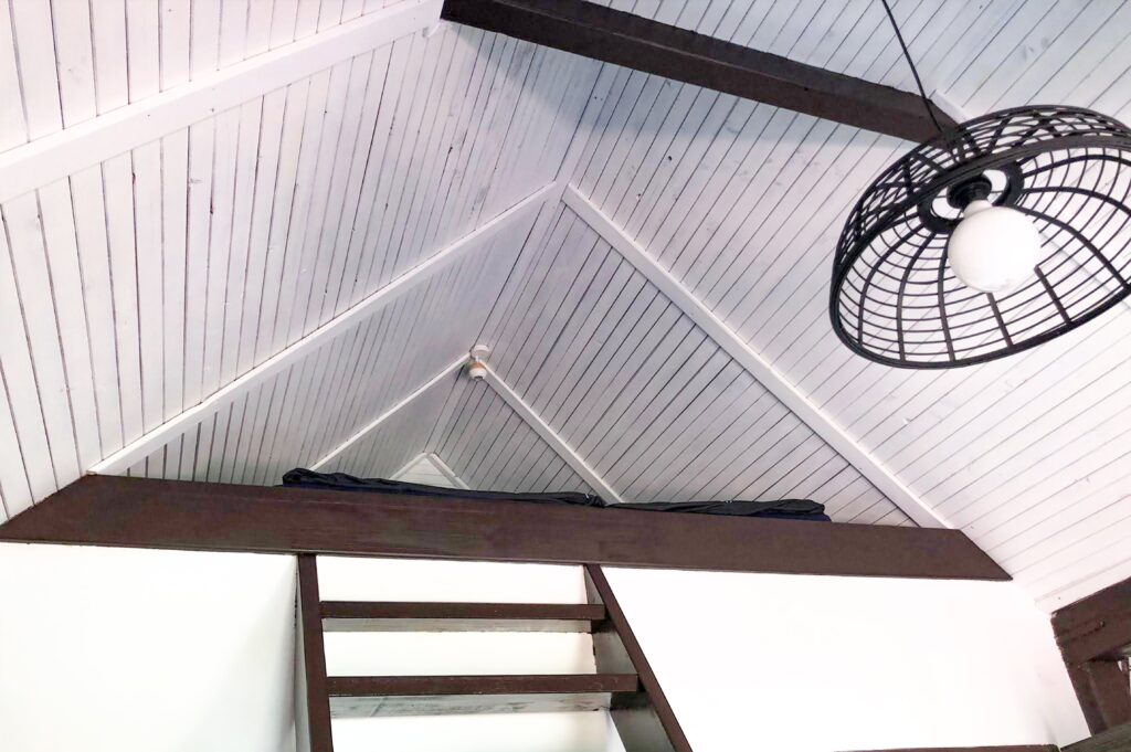 podkrovní apartmán malý pokoj postele v patře