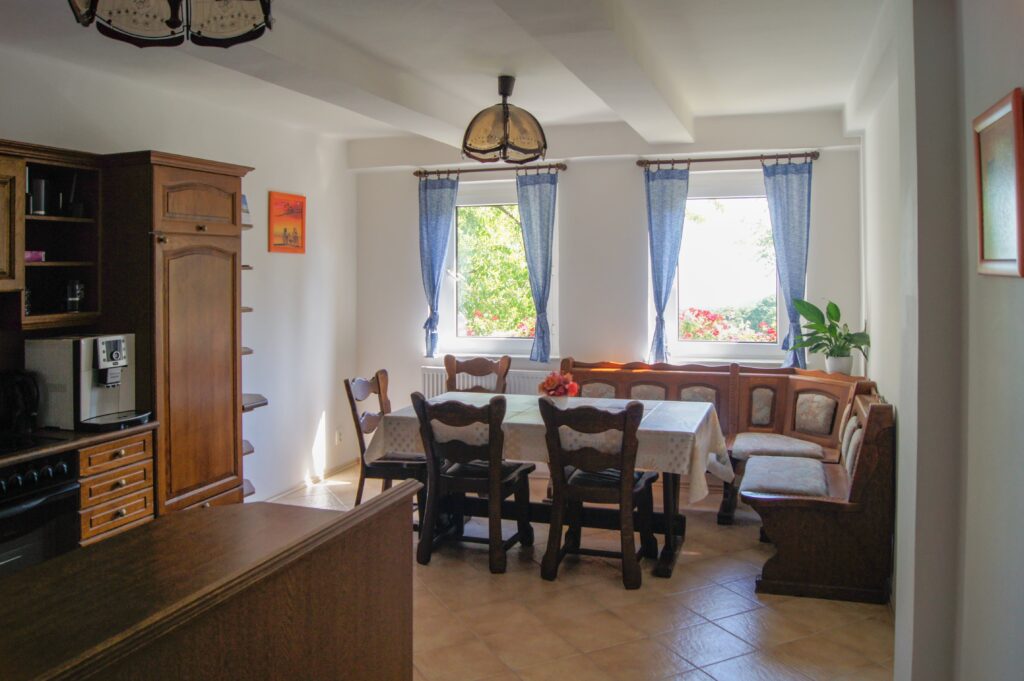 velký apartmán kuchyňský stůl
